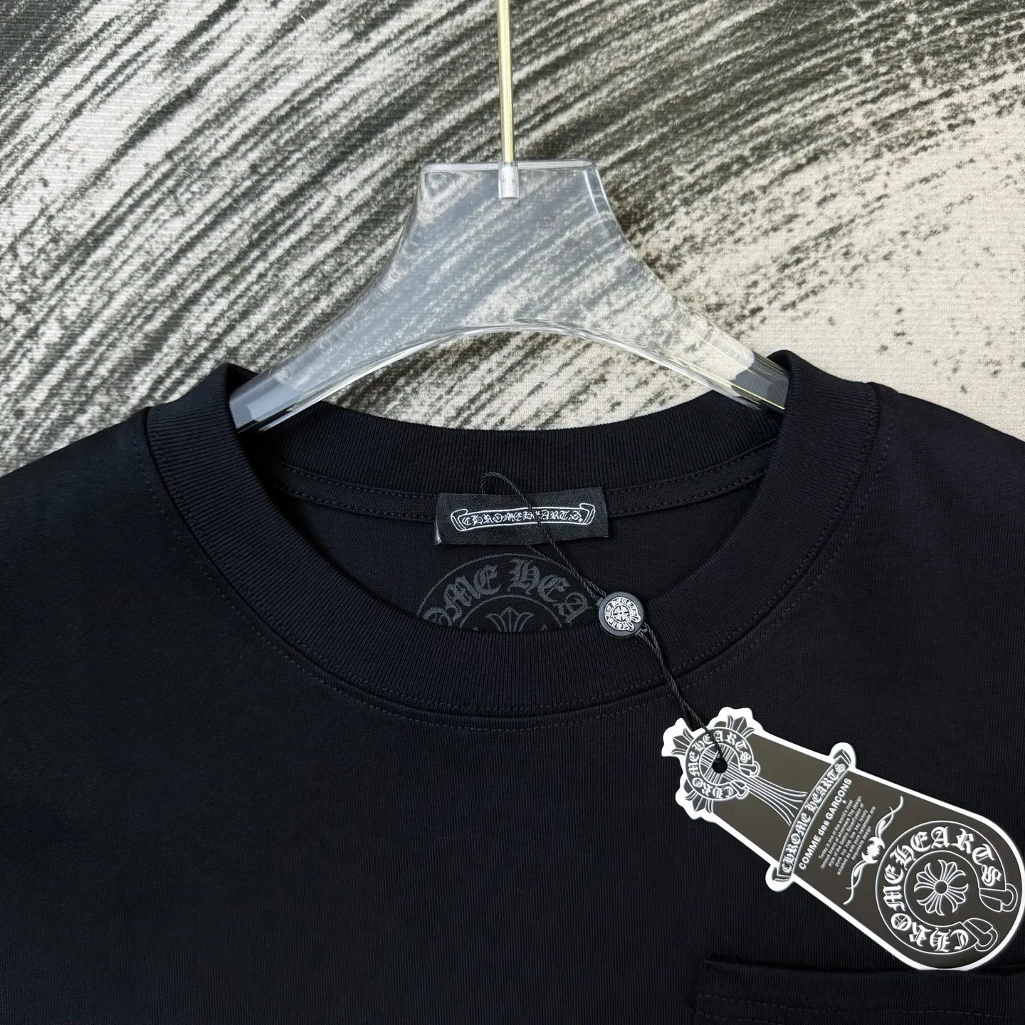 P190 ChromeHearts Miami limited-edition horseshoe long-sleeve, the same style as ChromeHearts counters. Made of 280g pure cotton fabric, 32 count double yarn. Very textured on the handle. Three-dimensional and atmospheric. Versatile and easy to wear in autumn. Simple and elegant. Adopts os version. The upper body effect is great. Suitable for all body types. Soft and comfortable. CH letter offset printing on the front ➕ Horseshoe Sanskrit offset printing on the back. Small markings on the hem. Machine washable. Does not fade or deform. Complete accessories. Original mold opening. Perfectly restored zp 2:1, same style for men and women, versatile and easy to match, size s m l xl color black